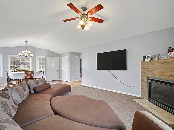 3rd image of 9439 Walnut Dr