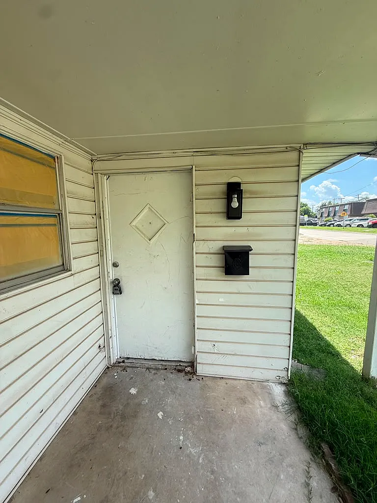 2032 Julie Dr — Photo 2