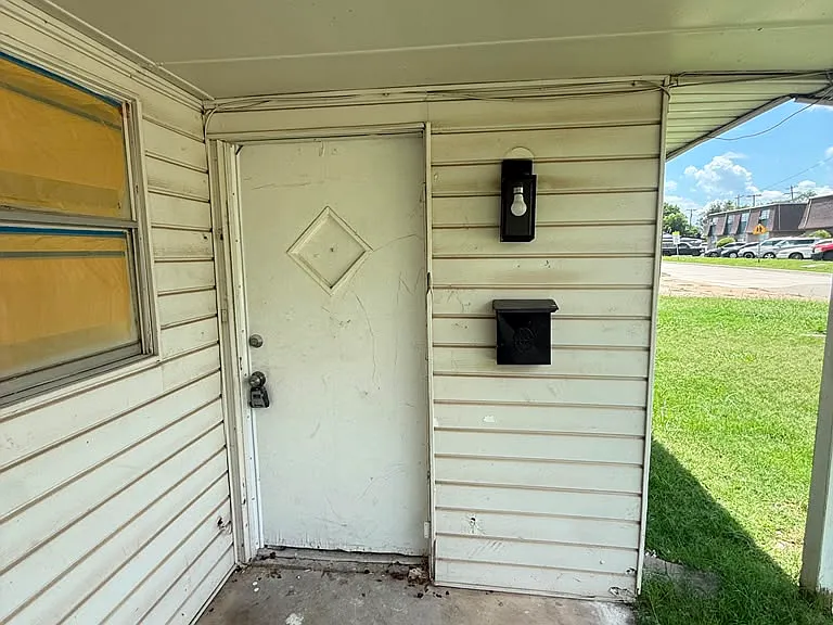 2032 Julie Dr — Photo 2