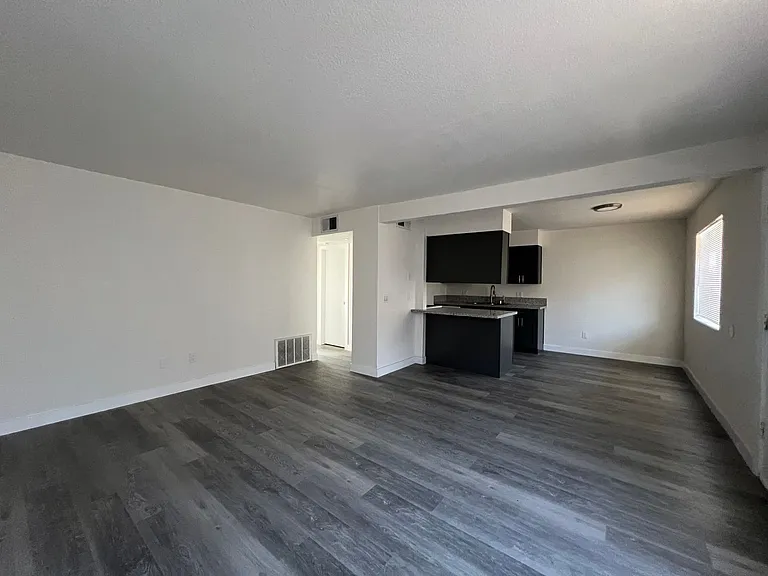709 E Houston Ave #14 — Photo 4