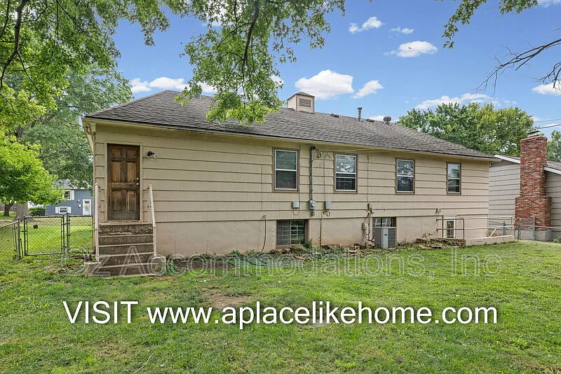 3 bed, 2.0 bath, 1021 sqft, $1,795 — Photo 3