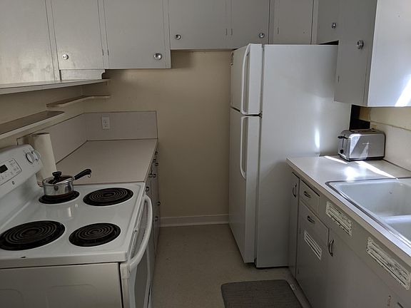 Kitchen, dishwasher (not shown) is to right of sink