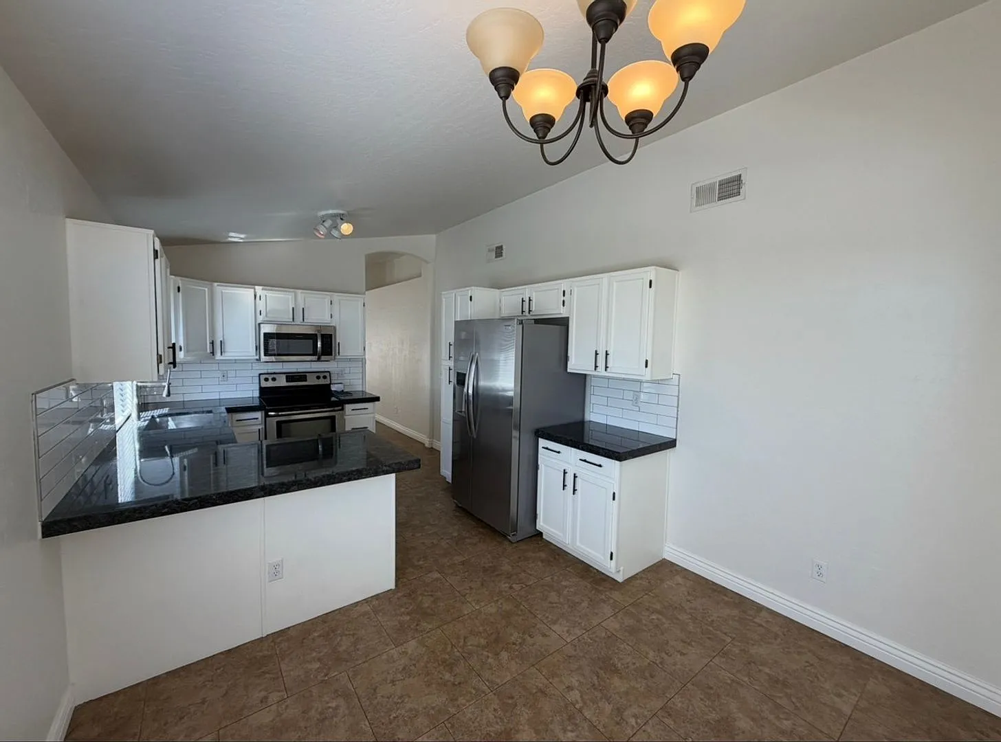 3 bed 2 bath home with Newer Tile and Shower. — Photo 4