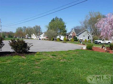 3rd image of 220 Northwoods Dr
