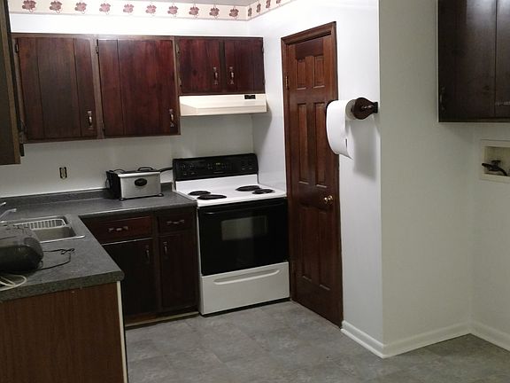 Kitchen w/Washer & Dryer Hookup