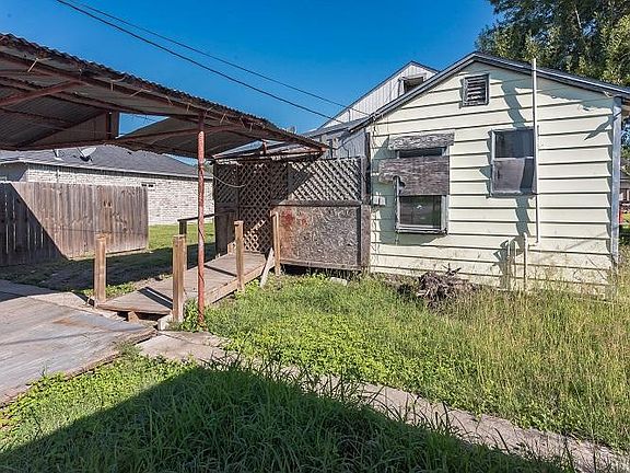 4th image of 224 E Avenue F