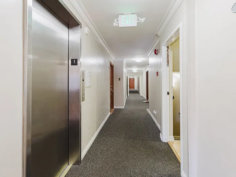1154 S Barrington Ave — Photo 17