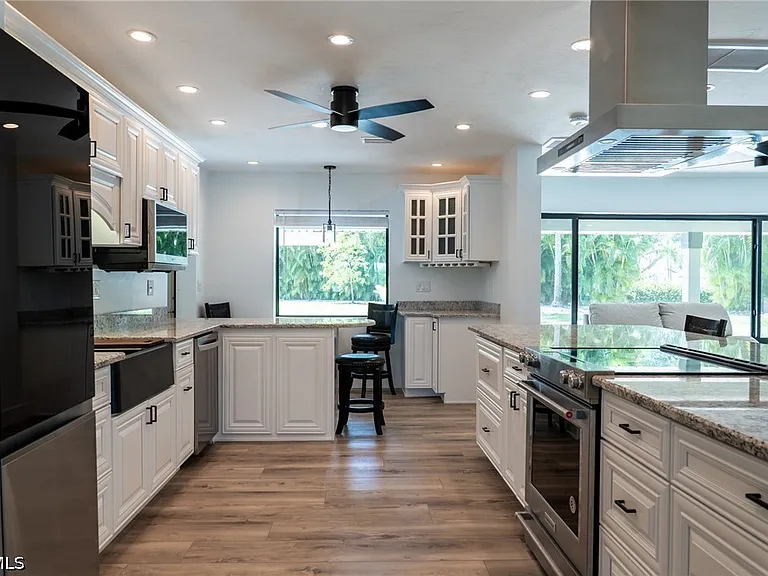 14562 Riverside Dr — Photo 3