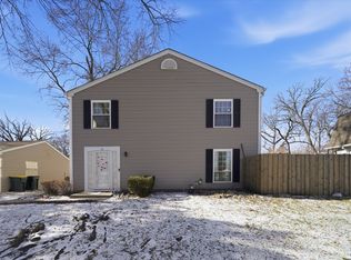 16 Forest Ln, Cary, IL 60013