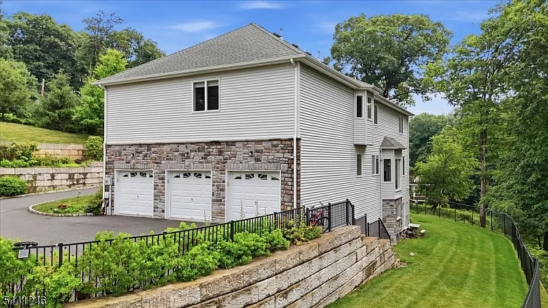 4 bed, 2.5 bath, 3585 sqft, $5,500 — Photo 2