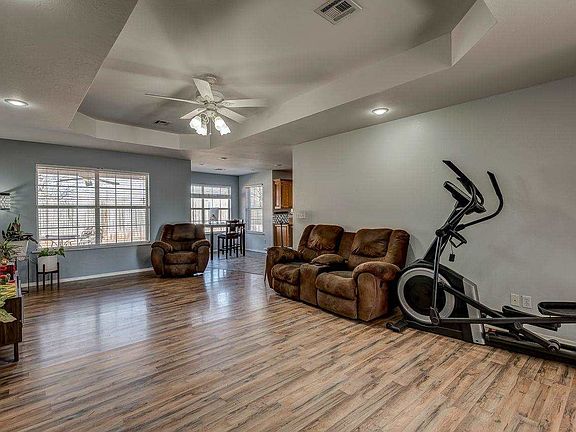 3rd image of 906 Lauren Ln
