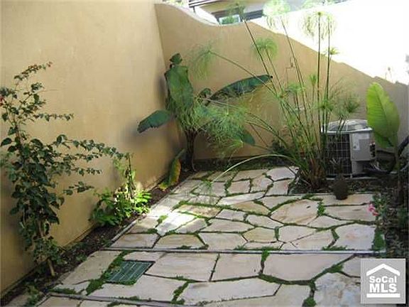 back private patio with great hard and land scaping work