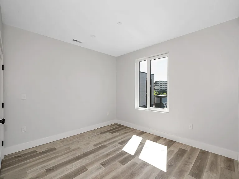 1 Lafayette Sq #401 — Photo 18