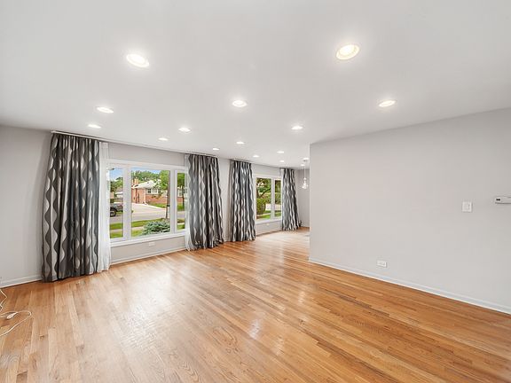 2nd image of 10071 Bronx Ave