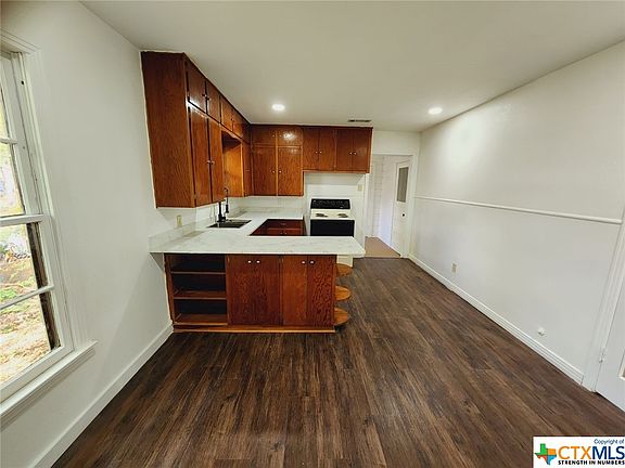 5th image of 1501 N Park St