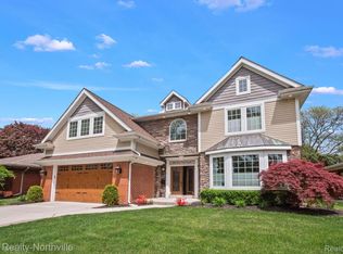 680 Pear Tree Ln, Grosse Pointe Woods, MI 48236
