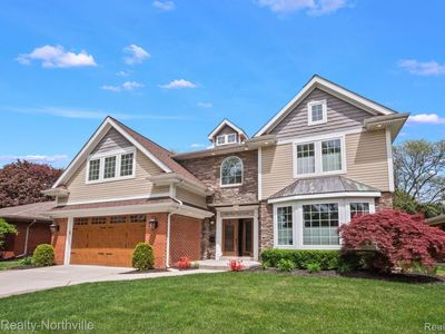 680 Pear Tree Ln, Grosse Pointe Woods, MI, 48236