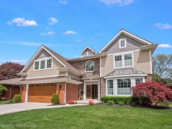 680 Pear Tree Ln, Grosse Pointe Woods, MI 48236