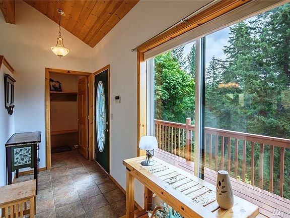 Cute and practical tiled entry area. Also accesses the mudroom/laundry area! Perfect for dropping snowmobile gear or bathing suits!