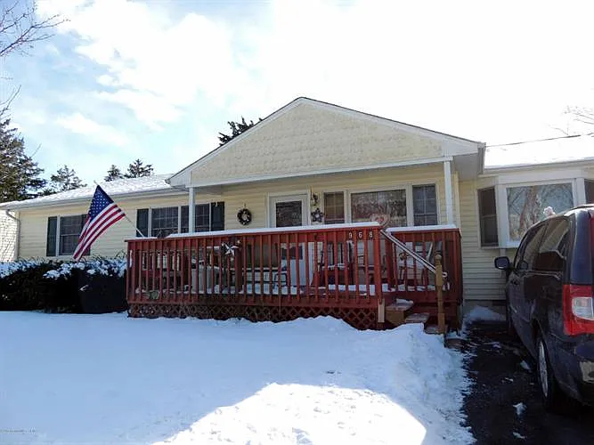 968 McGuire Dr photo 1