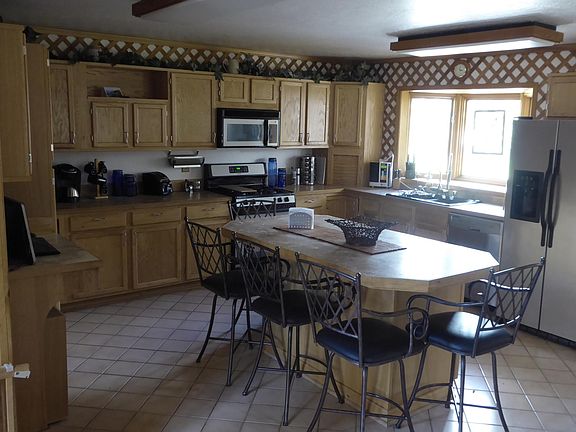 Kitchen and breakfast bar/cabinets (seats 5)