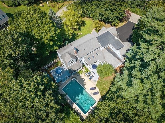 3rd image of 2 Horseshoe Ln