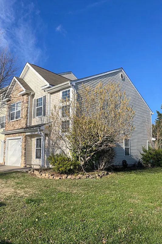 3 bed, 2.5 bath, 1872 sqft, $2,200 — Photo 2