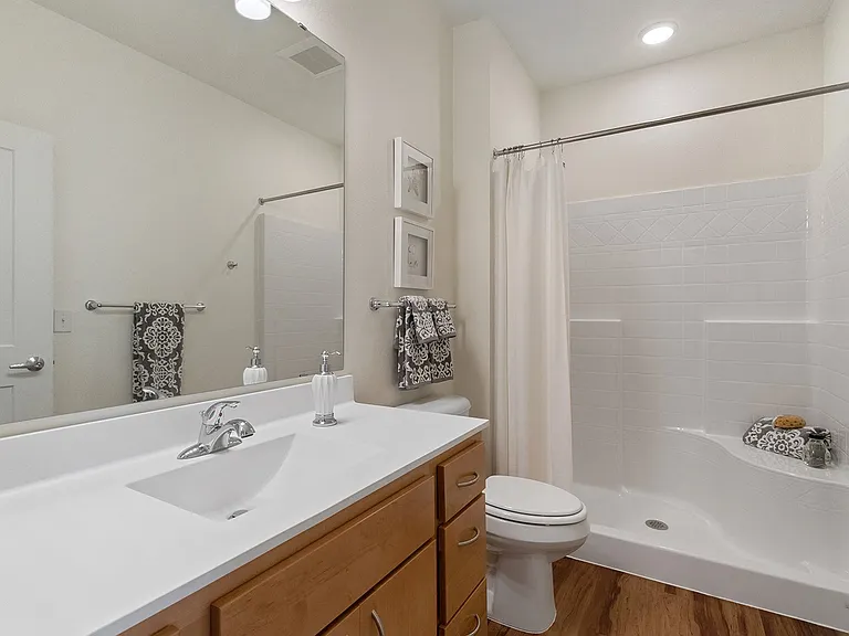Oaks Landing 55+ Apartments — Photo 34