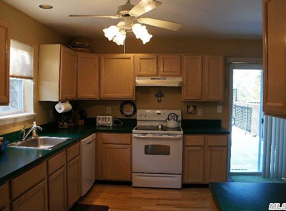 3rd image of 72 Surrey Dr