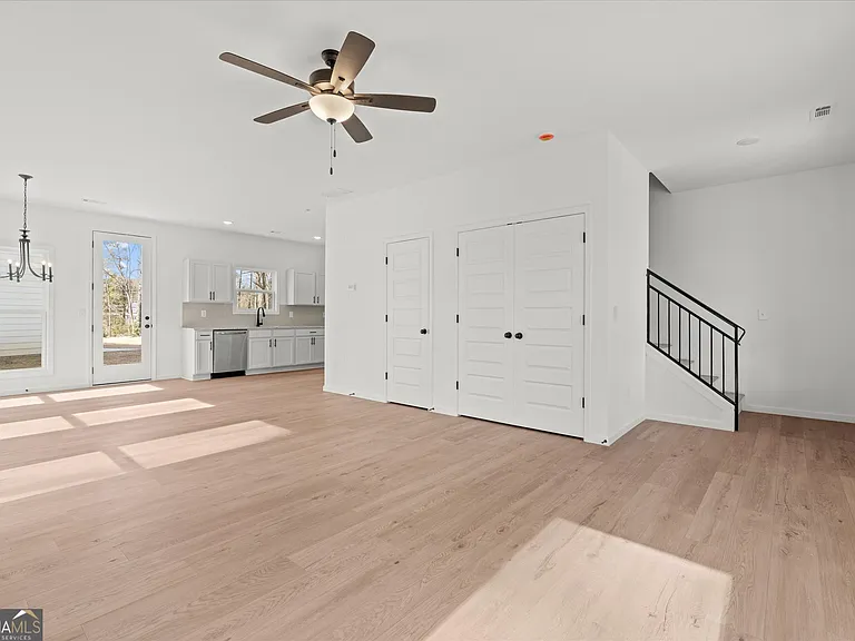 101 Carroll Cir — Photo 3