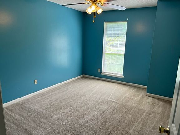 4th image of 3125 Parkwood Dr