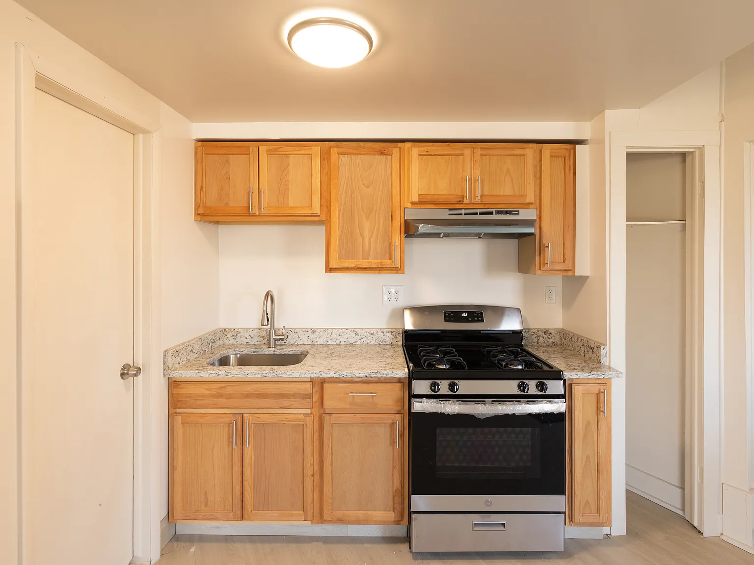 2 bed, 1.5 bath, 1000 sqft, $1,300 — Photo 2