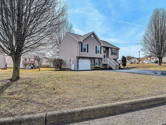 3rd image of 825 Harmon Cir