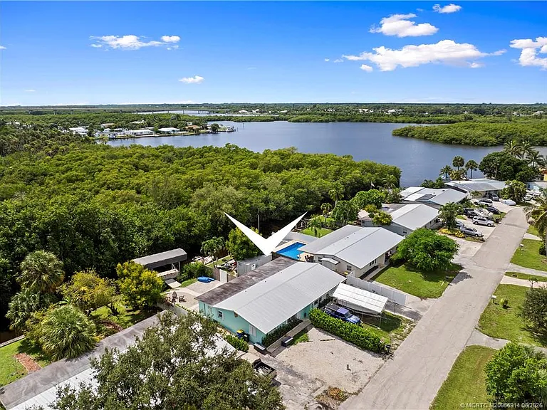 30 SW Hideaway Pl — Photo 1
