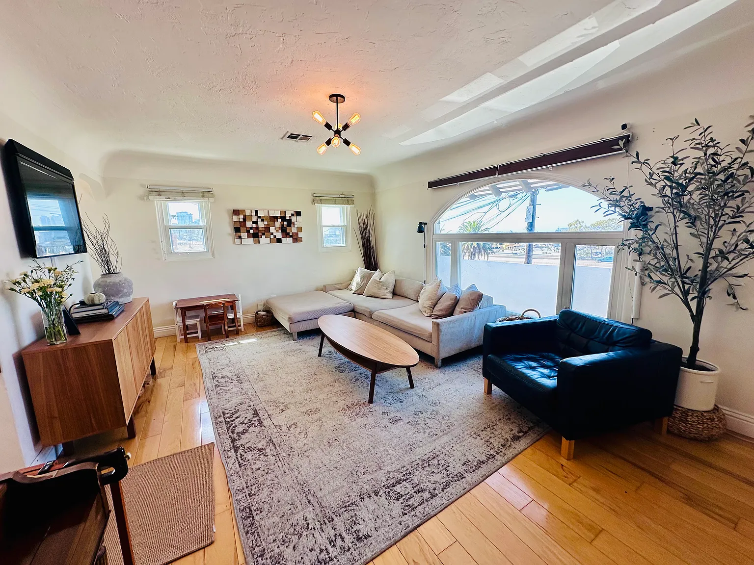 2619 Columbia St — Photo 4
