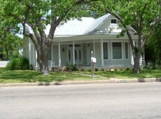 402 E Travis St, Fredericksburg, TX 78624