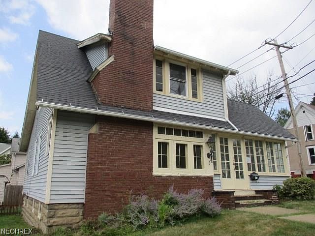1st image of 186 College St