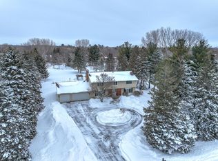 2 Sunshine Ln, North Oaks, MN 55127