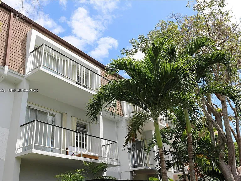 9611 SW 77th Ave #306A — Photo 3