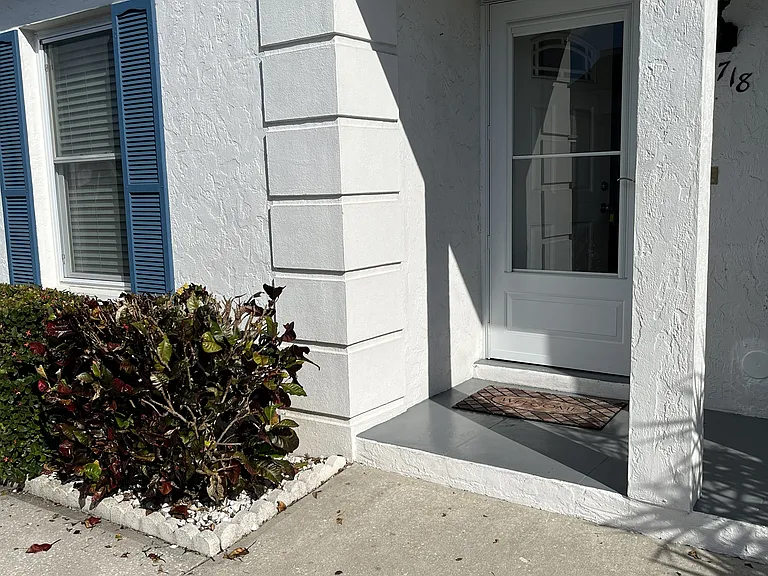 9718 Hernando Ct — Photo 2