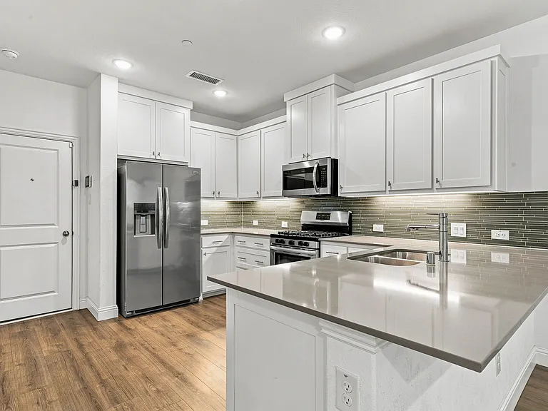 537 Parkside Dr — Photo 12