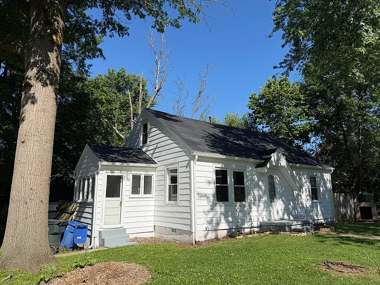 1120 Sparks Rd — Photo 2
