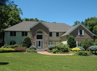 6 Golf Club Rd, Hauppauge, NY 11788