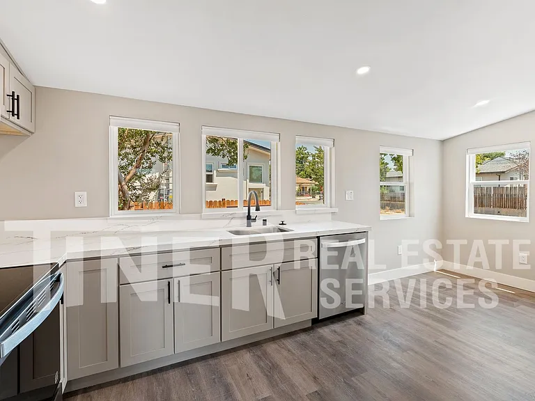 1006 Oakland Ave — Photo 3