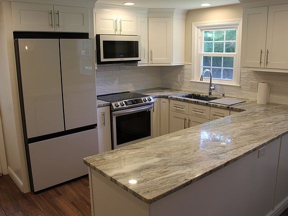 3rd image of 206 Debbie Dr