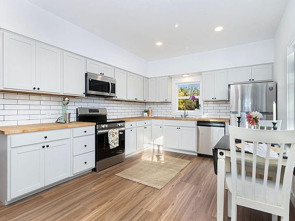 4th image of 437 Clover Ln