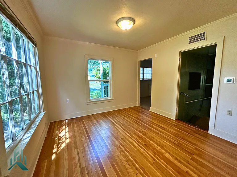 445 NW 9th St — Photo 4