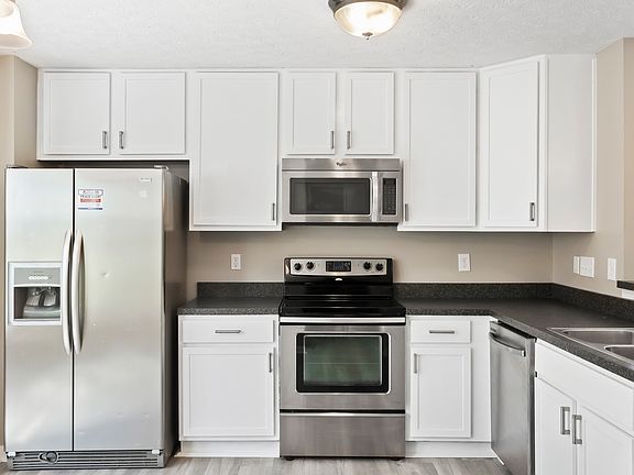 3rd image of 870 Ellery Dr