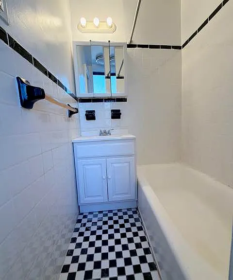 521 Isham St #1 — Photo 3