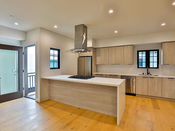 4th image of 736 Parkman Ave